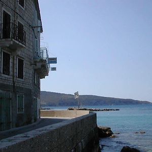 Mira Sea Front Guesthouse Komiža Exterior photo