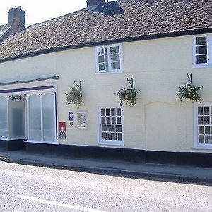 Hotel The Resting Post Warminster Exterior photo