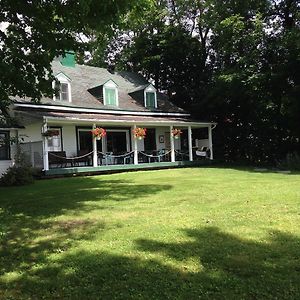 Hotel Auberge Les Blancs Moutons Saint-Laurent-de-l'ile d'Orleans Exterior photo