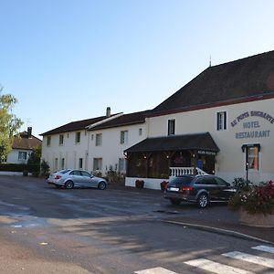 Hotel Au puits enchanté Saint-Martin-en-Bresse Exterior photo