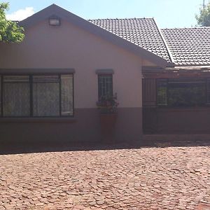 Brebner House Bed and Breakfast Bloemfontein Exterior photo