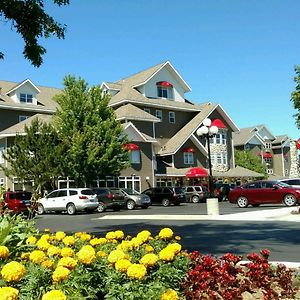 Cherry Tree Inn & Suites Traverse City Exterior photo