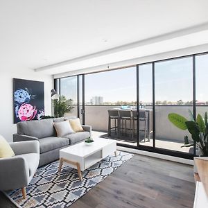 Spacious Urban Oasis Apartment With City Views By Ready Set Host Melburne Exterior photo