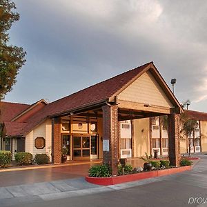 Best Western Town & Country Lodge Tulare Exterior photo