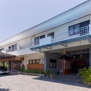 Hotel Reddoorz Near Sam Ratulangi Airport Manado Exterior photo