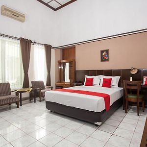 Hotel Reddoorz Near Balai Kota Malang Exterior photo