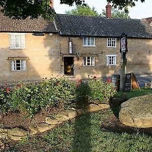 Hotel The Manor Arms North Perrott Exterior photo