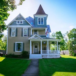 Burdett House Bed & Breakfast Bed and Breakfast Exterior photo