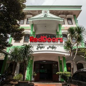 Hotel RedDoorz @ Genteng Surabaya 2 Exterior photo