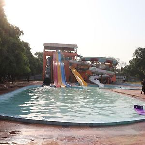 Hotel Oyo 30450 Aamrapaali Water Park Kakori Exterior photo