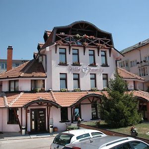 Garni Hotel Family Belgrado Exterior photo