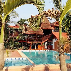 Golden Teak Home Resort Saraphi Exterior photo