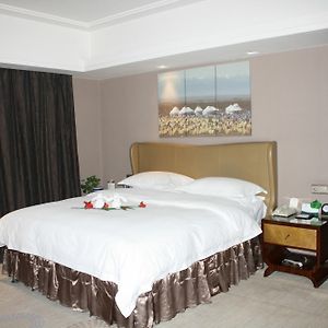 Yili Hotel Urumqi Exterior photo