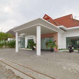 Reddoorz Plus @ Demangan Gejayan Yogyakarta Exterior photo