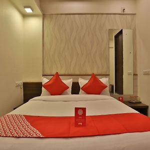 Oyo 12147 Hotel Vibrant Gandhinagar Exterior photo