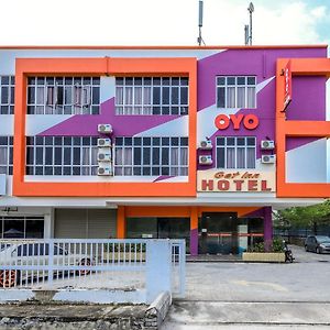 Super Oyo 1043 Get Inn Hotel Sendayan Exterior photo