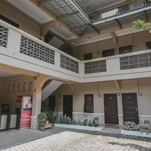 Hotel RedDoorz Syariah near Jamtos Jambi 2 Exterior photo