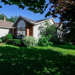 Hotel Lily'S Garden Charlottetown Exterior photo