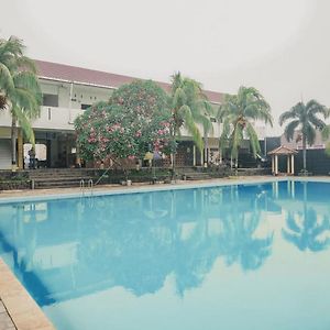 Hotel Reddoorz Syariah @ Pasir Putih Jambi Exterior photo