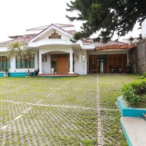 Hotel Reddoorz Syariah Near Alun Alun Magelang Bayeman Exterior photo