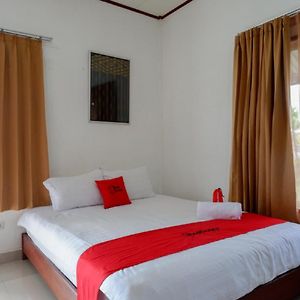 Reddoorz @ Tomia Island Wakatobi Hotel Waha Exterior photo