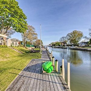 Luxury Hamptons Home On Canal With Dock And Kayaks! East Quogue Exterior photo