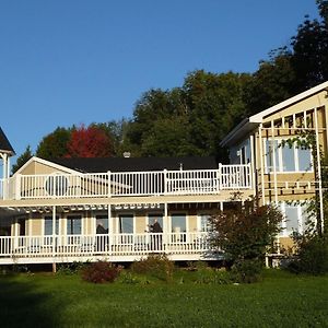 Dans Les Bras de Memphré Bed and Breakfast Magog Exterior photo