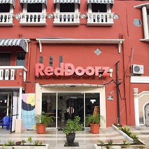 Hotel Reddoorz Near Pelabuhan Tanjung Perak 2 Surabaya Exterior photo